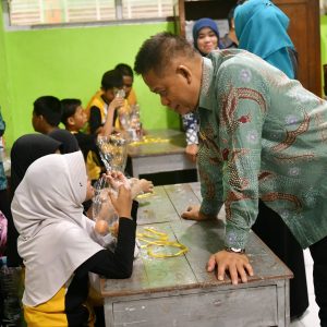 Menuju Generasi Emas 2045, Pemprov Sulsel Salurkan Telur dan Susu Gratis untuk Anak Sekolah