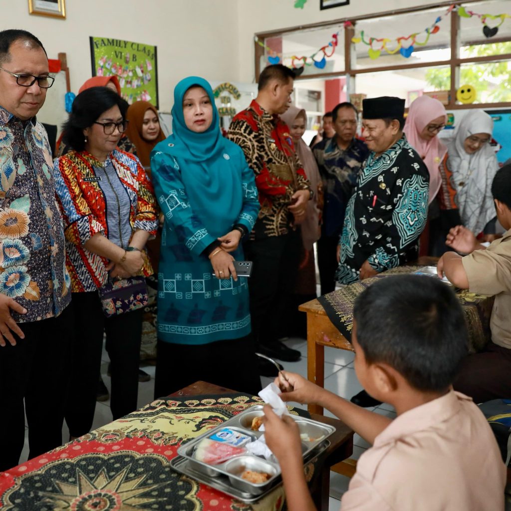 Danny Pomanto dan Pj Gubernur Tinjau Program Makan Bergizi Gratis dan Pemeriksaan Kesehatan di Sekolah-sekolah