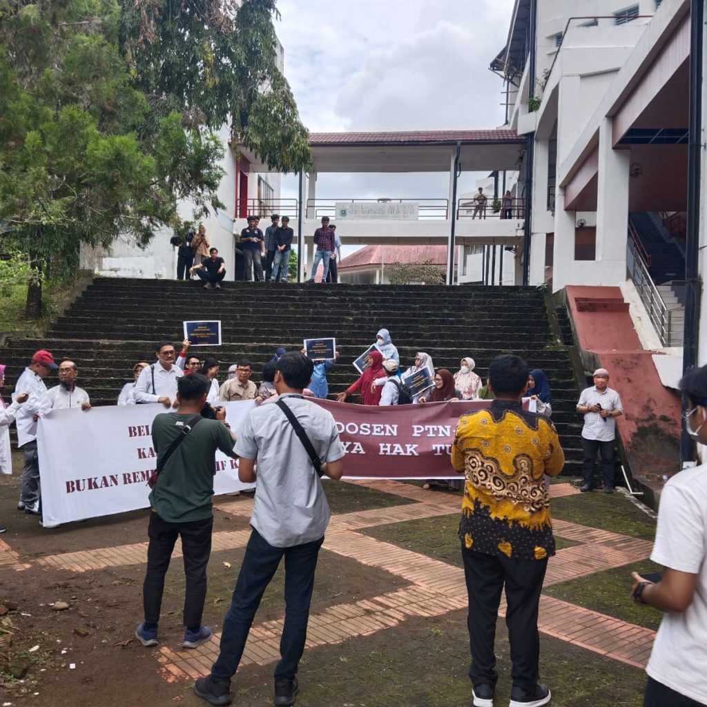 Dosen Unhas Unjuk Rasa Minta Tukin yang Belum Terbayar Sejak 2020