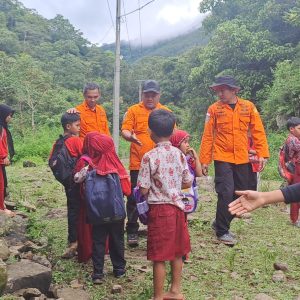 Basarnas Makassar Beri Bantuan Sekolah Pedalaman