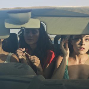 Bahaya Meninggalkan 7 Barang Ini di Dalam Mobil: Risiko Kesehatan, Keamanan, dan Kerusakan Kendaraan