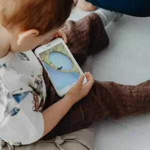 Hati-Hati! Paparan Gadget Berlebih Bisa Picu Autisme Virtual pada Anak