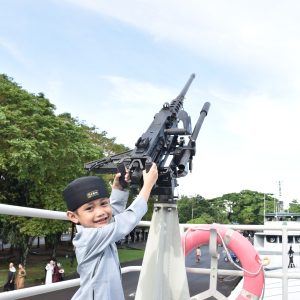 Berpose di Kapal Perang Usai Shalat Idul Fitri Di Lantamal VI
