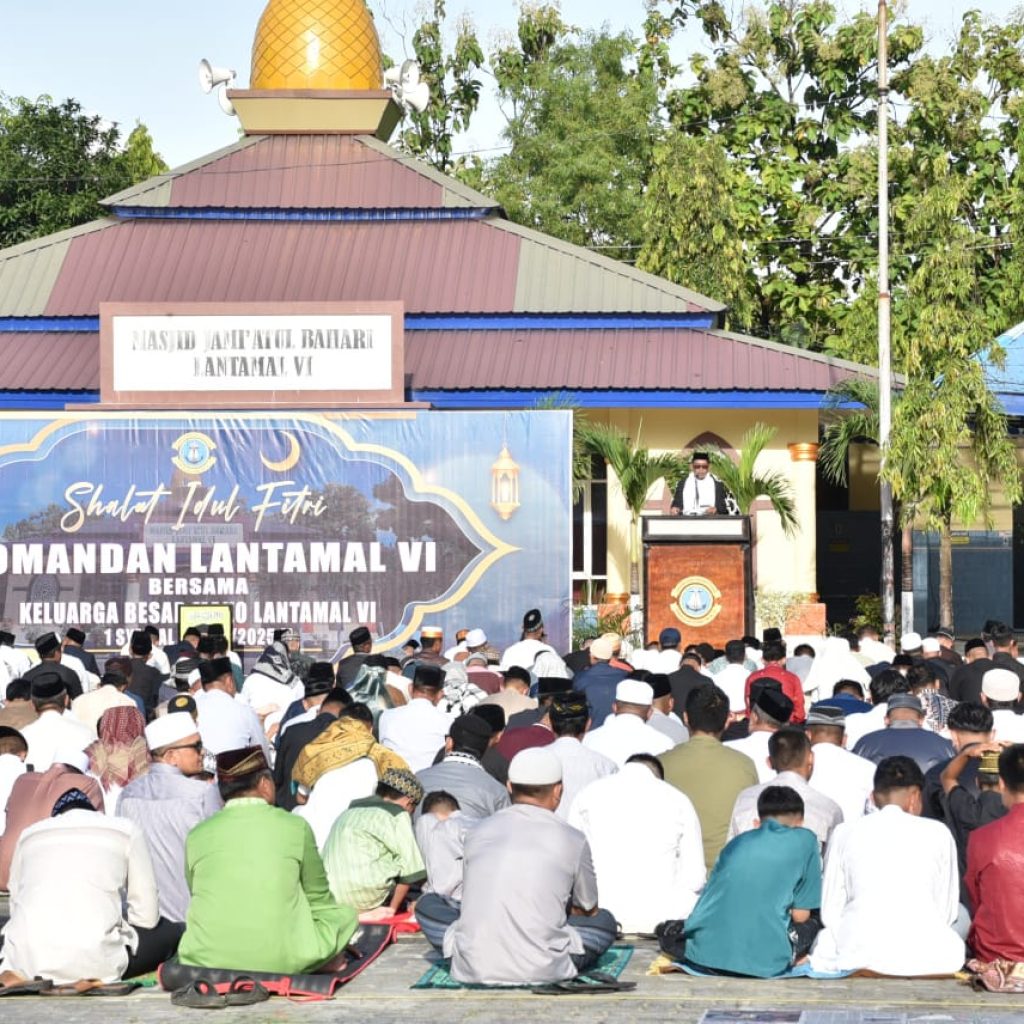 TNI AL di Makassar Salat Idul Fitri Bersama Masyarakat di Mako Lantamal VI
