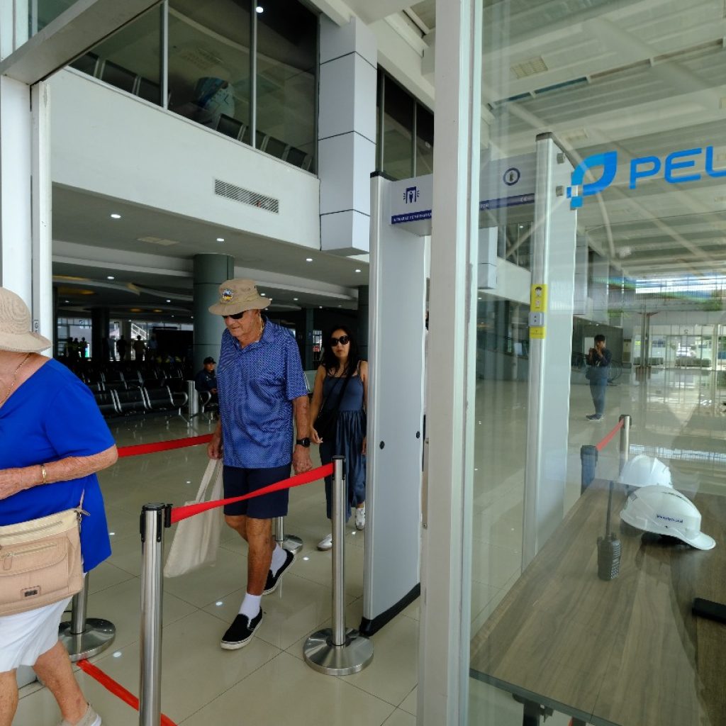 Kapal Pesiar Mewah Scenic Eclipse II Tiba di Makassar dengan 177 Wisatawan Internasional