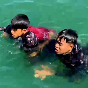 Mudik Menggunakan Perahu Tradisional, Prajurit TNI AL Selamatkan Nelayan di Tengah Laut