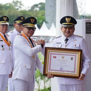 Pemkot Makassar Terima Penghargaan di Puncak Hari Otonomi Daerah XXIX