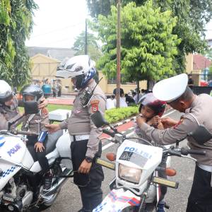Senangnya Anak-anak Memakai Pakaian Polisi Kunjungi Polres Maros