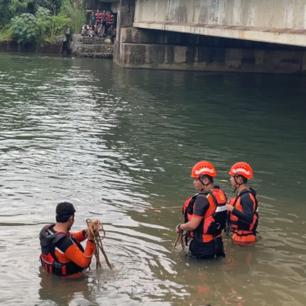 Basarnas Makassar Lakukan Pencarian Remaja Tenggelam di Sungai Kalibone
