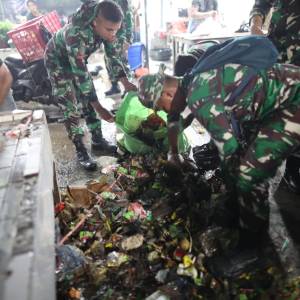 Wali Kota Makassar Ajak Masyarakat Jaga Kebersihan Pasar Melalui Karya Bakti Bersama TNI
