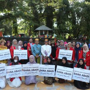 Unhas Salurkan Bantuan Biaya Pendidikan kepada 300 Mahasiswa dalam Rangka Harnas 2025