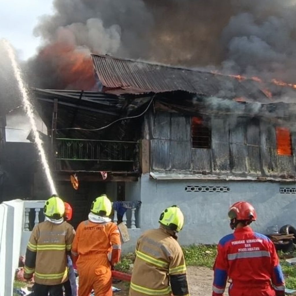 Kebakaran Melanda Permukiman Padat Penduduk di Makassar, Tujuh Rumah Hangus