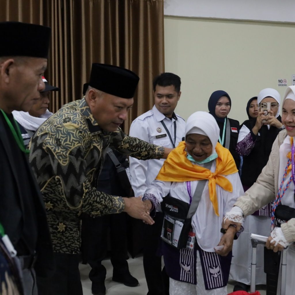 Dari Penyapu Jalanan Hingga Sujud di Tanah Suci