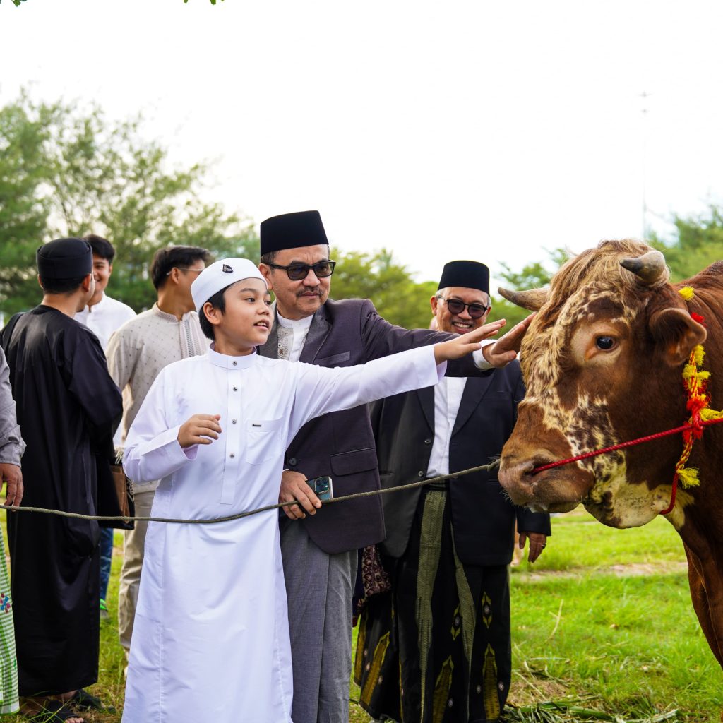 Sapi Jumbo dari Presiden Prabowo Memeriahkan Momen Kurban di Masjid Kubah 99 Asmaul Husna