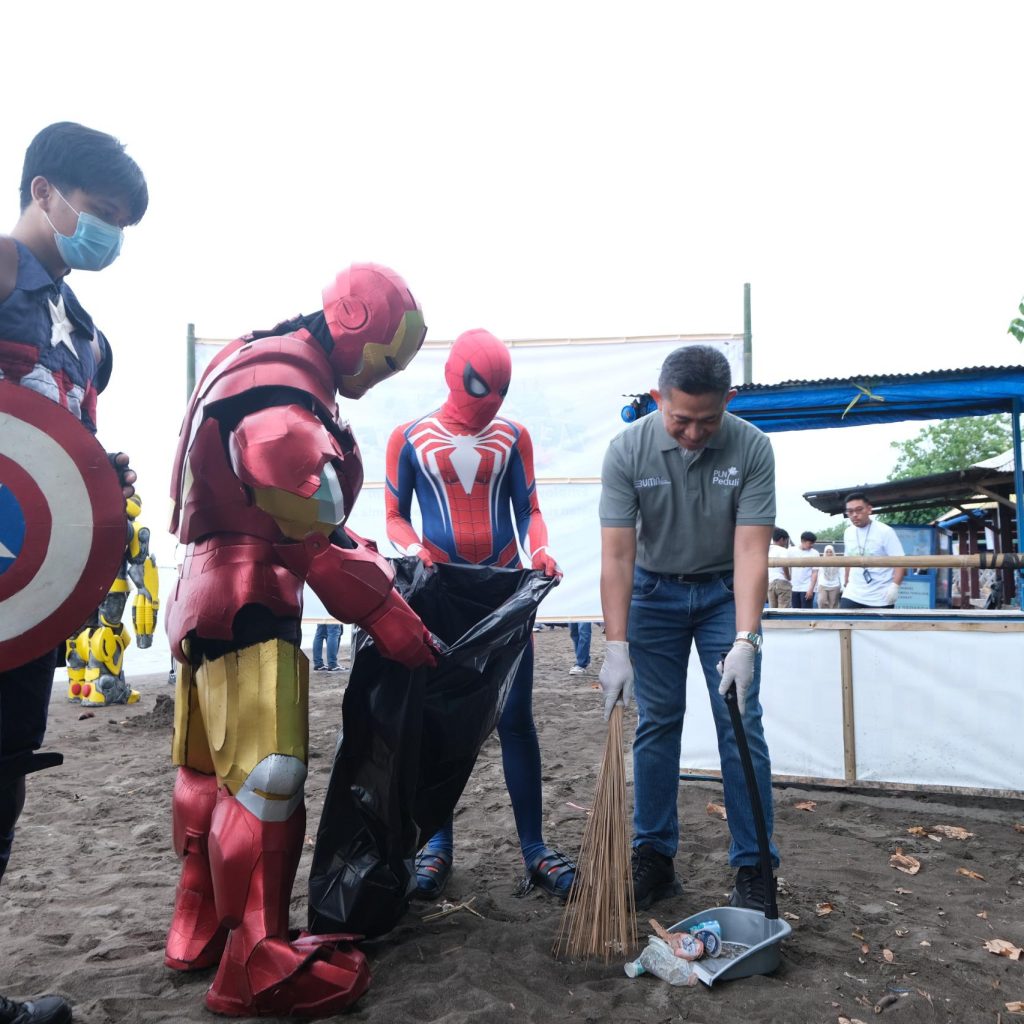 Superhero Bersih Pantai Peringati Hari Lingkungan Hidup Sedunia