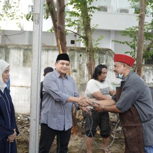 Wali Kota dan Wakil Wali Kota Makassar Tunjukkan Kepedulian Sosial Melalui Kurban