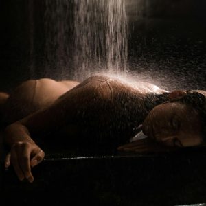 Bahayakah Mandi Setelah Begadang? Ini Fakta Medisnya!