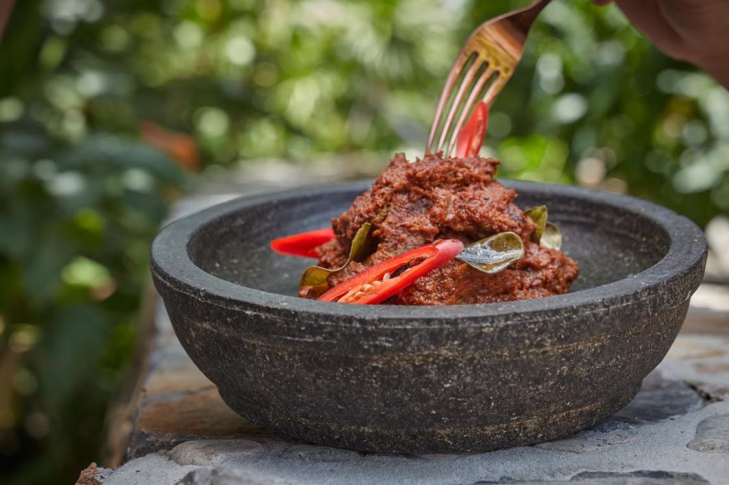 Rendang bisa diolah menjadi menu nasi goreng (Sumber gambar: Bawah Reserve/Unsplash)