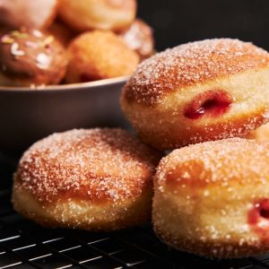 Donat Bomboloni Isi Selai Strawberry dan Vanilla Custard