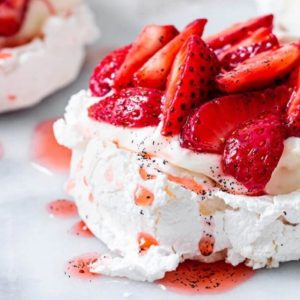 Pavlova Stroberi, Dessert Renyah dengan Isi Lembut Seperti Marshmallow