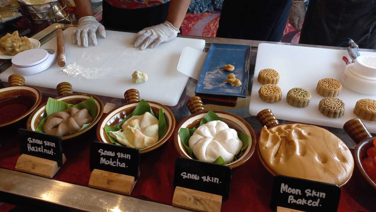 Chef Sem Tee membuat kue bulan (Sumber Foto: Wartana.com/Kintan Nabila)