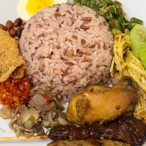 Lawar Ayam Khas Bali, Hidangan Rempah yang Lezat dan Kaya Rasa