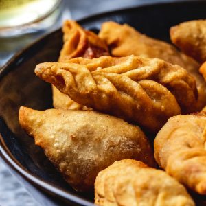 Karipap Isi Ayam & Kentang, Kudapan Khas Malaysia yang Renyah