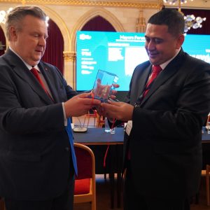 Wali Kota Munafri Serahkan Souvenir Ikonik ke Wali Kota Vienna di Forum WCSMF 2025