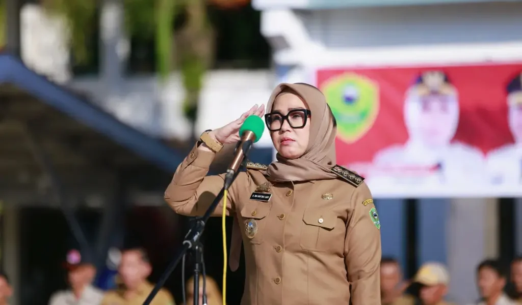 Bupati Andi Ina Kartika Sari Kembali Pimpin Upacara Bendera di Kantor Bupati Barru