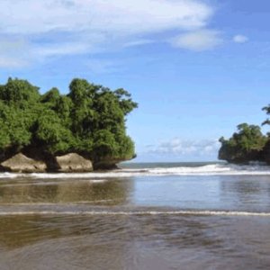 Pantai Pelang Trenggalek: Pantai Pelangi dengan Ombak Besar