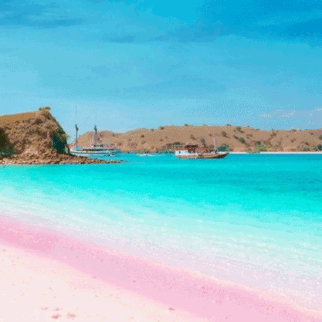 Pantai Tiga Warna Malang: Gradasi Air Laut yang Menakjubkan