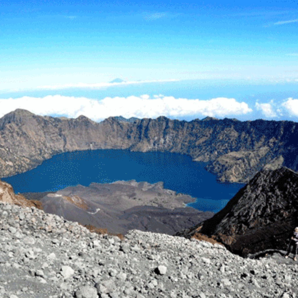 Gunung Rinjani: Keindahan Alam di Puncak Lombok