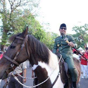 Gubernur Sulsel Andi Sudirman Kenakan Kostum Bung Karno, Pimpin Jalan Sehat dan Kirab HUT ke-80 RI