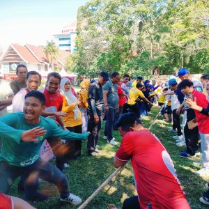 Semarak HUT ke-80 RI, OPD Barru Adu Seru Olahraga Tradisional di Halaman Kantor Bupati