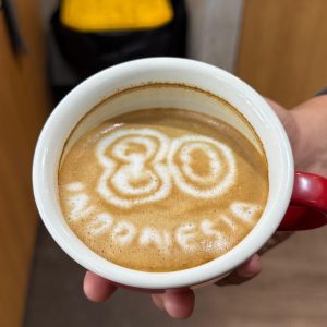 Barista Makassar Ciptakan Karya Seni Kopi Merah Putih Semarakkan HUT RI