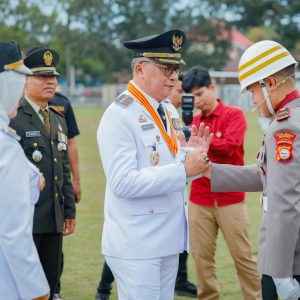 Komando Tegas Ipda Fauzi Warnai Khidmatnya Upacara Penurunan Bendera di Barru