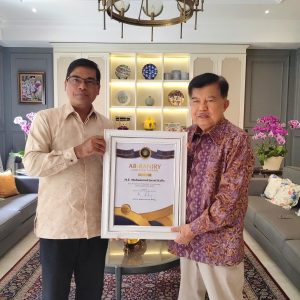UIN Ar-Raniry Serahkan Piagam Penghargaan Ar Raniry Award kepada Jusuf Kalla