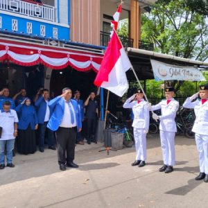 PAN Maros Kibarkan Merah Putih dan Salurkan 100 Paket Bantuan Pangan