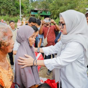 Bupati dan Wakil Bupati Barru Tinjau Lokasi Kebakaran di Mallusetasi, Serahkan Bantuan Korban