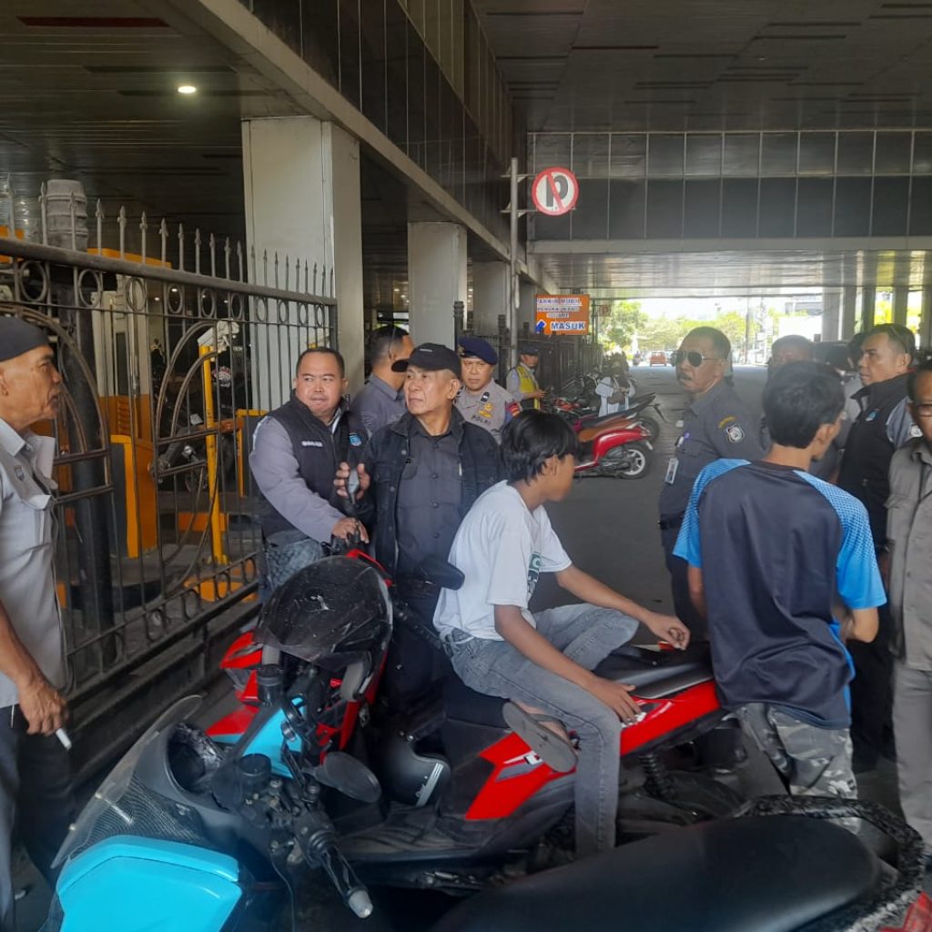 Ditindak Satgas Perumda Parkir, Parkir Liar di Bawah Terowongan Ramayana Beres!