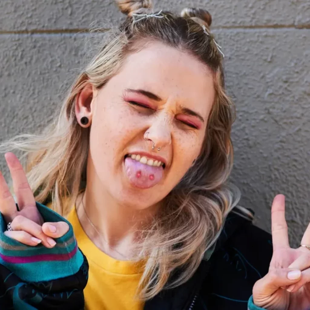 Terlihat Keren Tapi Berbahaya! Ini Fakta Mengerikan Tindik Lidah Snake Eyes