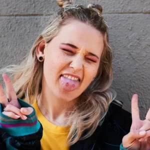 Terlihat Keren Tapi Berbahaya! Ini Fakta Mengerikan Tindik Lidah Snake Eyes