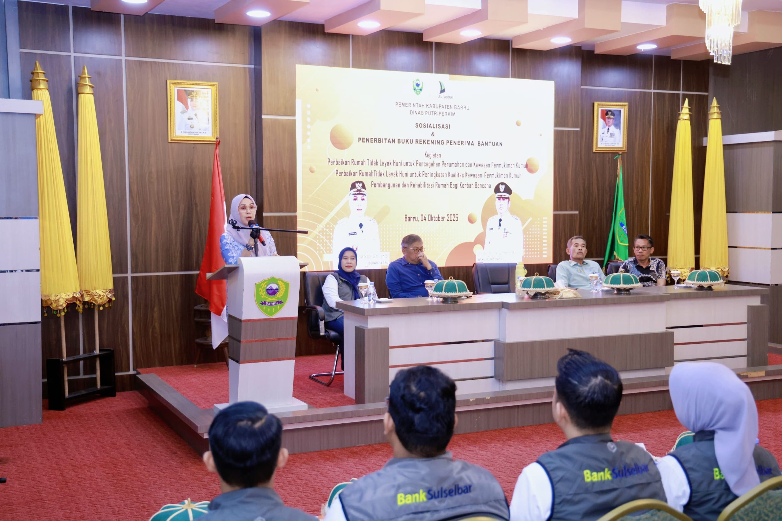 Bupati Barru Menyerahkan Bantuan Perbaikan dan Pembangunan Rumah Secara Simbolis kepada Masyarakat yang Terdampak