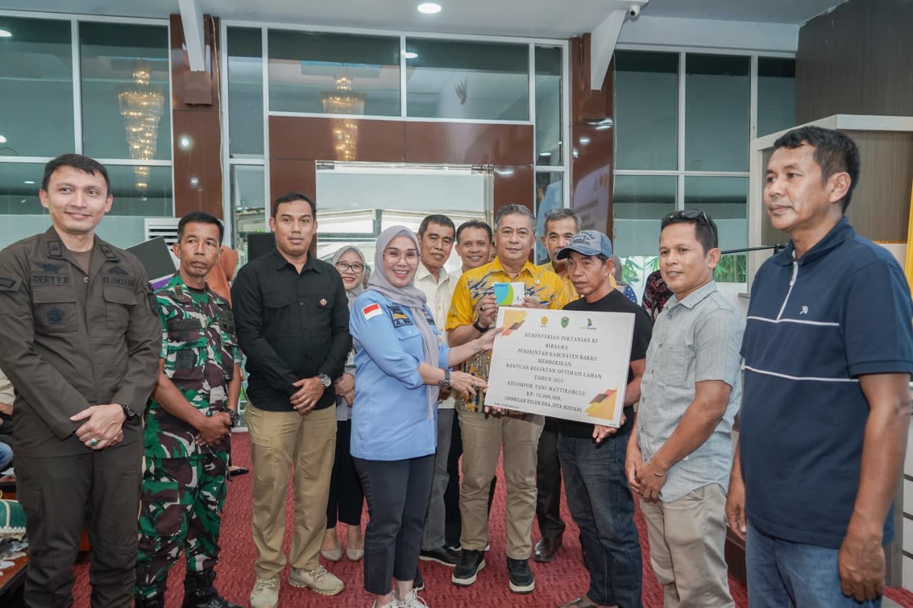 Bupati Barru Resmi Serahkan Buku Tabungan kepada Kelompok Tani di Kabupaten Barru