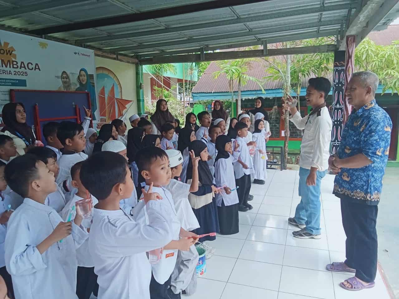 Serunya Mahasiswa Poltekkes Kemenkes Makassar Gelar Aksi Sikat Gigi Massal di SDN Minasa Upa!