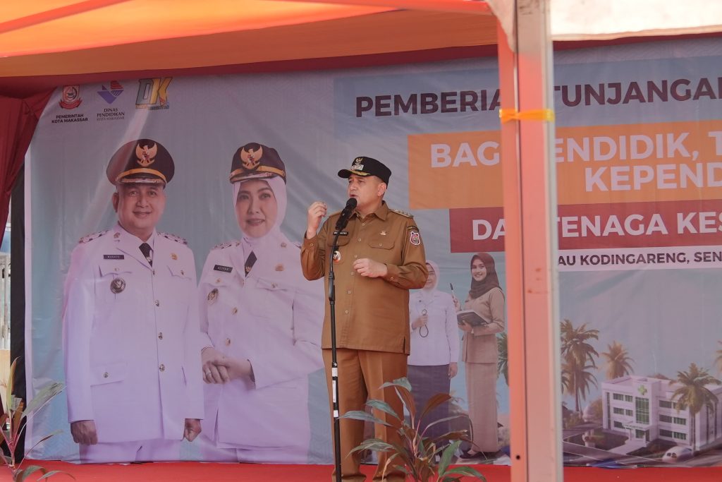 Munafri-Aliyah Kunjungi Pulau, Bagikan Tunjangan Guru, Tenaga Kesehatan, dan Seragam Gratis