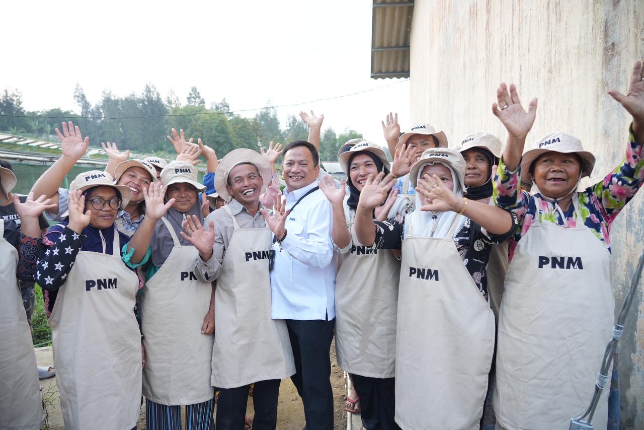 Menko Pangan Berkunjung ke Rumah Pangan PNM: Momen Panen Brokoli dan Telur yang Menginspirasi
