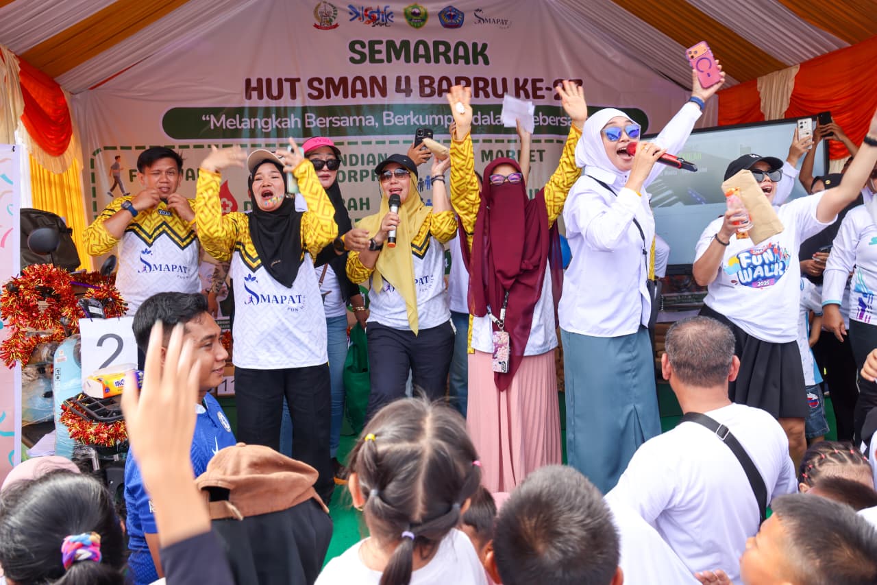HUT ke-27 SMAN 4 Barru, Bupati Andi Ina Hadiri Jalan Santai dan Apresiasi Dunia Pendidikan