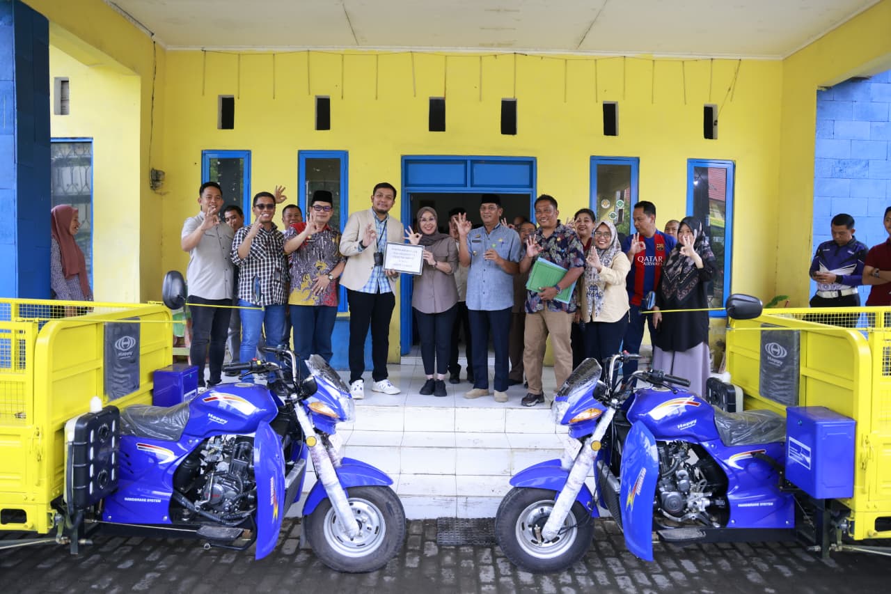 Bupati Barru Serahkan Bantuan Motor Pengangkut Sampah CSR BRI untuk Kecamatan Barru