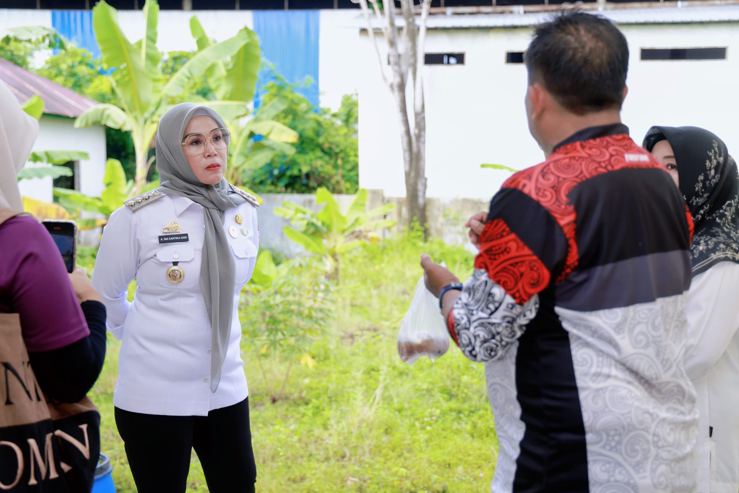 Bupati Barru Pantau Pelaksanaan Rabu Bersih di Lingkungan Dinas Perikanan dan Kesbangpol